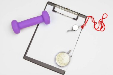 Beyaz arkaplanda spor aletleri bulunan bir pano.