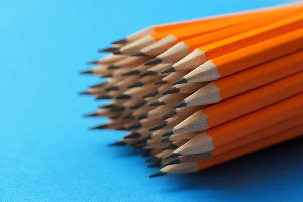 Egy Rakás Narancssárga Ceruza Kék Háttérrel Közelről — Stock Fotó