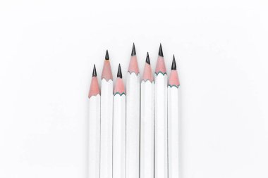 Beyaz arka planda beyaz tahta kalemler. Üst görünüm ve boşluk kopyala. İş konsepti