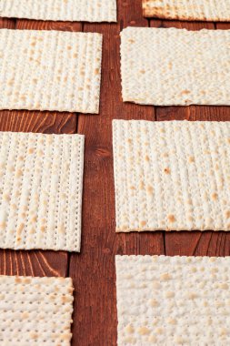 Yahudi bayramı kutlamaları için sofrada İtalyan ekmeği var.