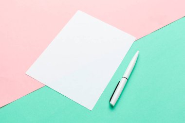 Pastel renk arkaplanı üzerine beyaz kağıt not defteri. Düz dizayn..