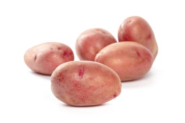 Beyaz üzerine izole edilmiş patatesler