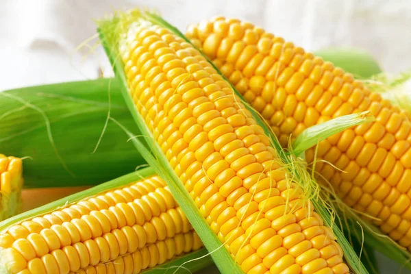 Raw Corn Wooden Table — Stock Photo, Image