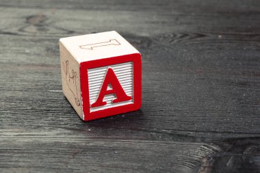 Tahta arkaplanda harfleri olan oyuncak küpleri, boşluğu kopyala