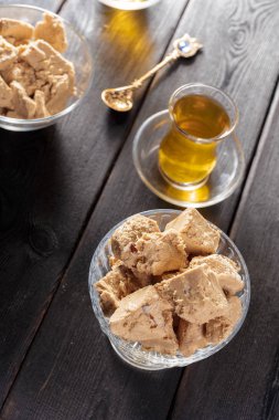 Masada çay ile nefis bir halva.