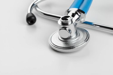 Beyaz arkaplanda steteskop yakın plan