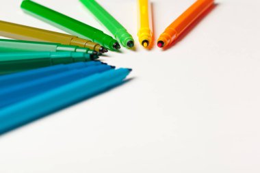 Renkli Keçeli Kalemler beyaz arkaplanda izole edilmiş.