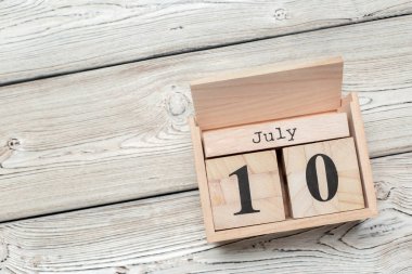 10 Temmuz. 10 Temmuz 'un resmi, takvime göre tahta arka planda. Yaz zamanı.