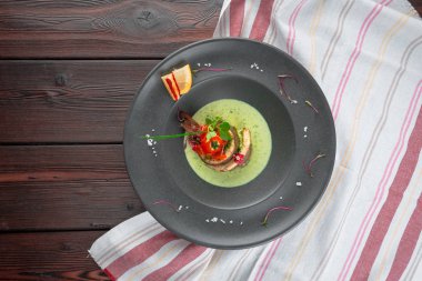 Kızarmış sebze, garnitür ve baharatlı balık filetosu.