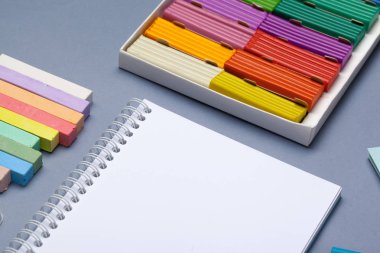 Renkli hamuru yoğurmak kutusunda için. Studio fotoğraf