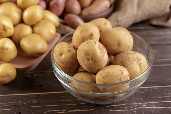 Ahşap arka planda taze patates.