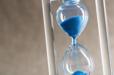 Masanın üzerindeki kum saatini kapat.