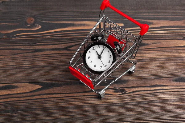 Bir masada alışveriş sepetinde büyük çalar saat