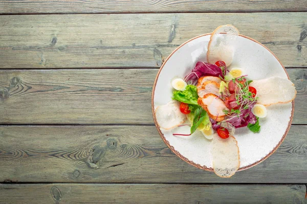 Tavuk göğsü, roka ve domatesli taze salata. Üst görünüm