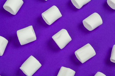 Marshmallow menekşe kağıda serilmiş..