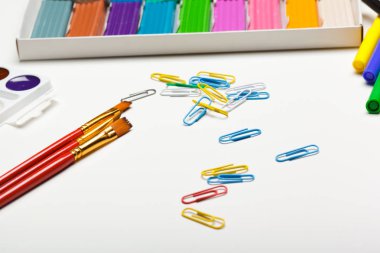 Renkli hamuru yoğurmak kutusunda için. Studio fotoğraf