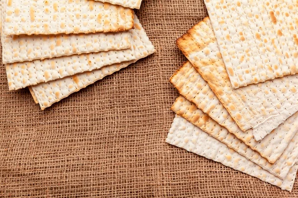 Matzo Tunnbröd För Judiska Högtidsfirande Bordet — Stockfoto