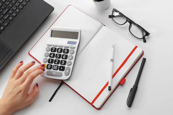 Zakelijke Vrouw Werkt Met Financiële Gegevens Hand Met Behulp Van — Stockfoto