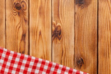 Tahta masadaki kareli masa örtüsü