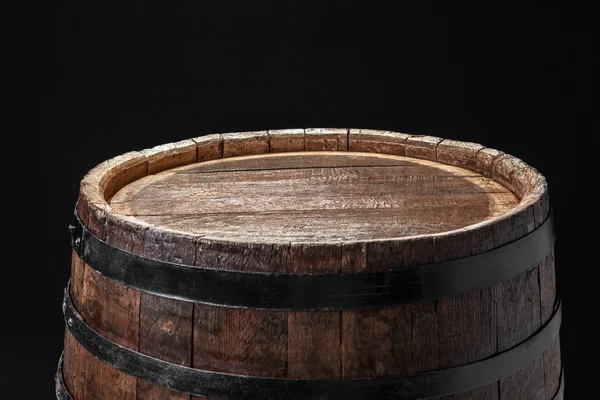 暗い背景に古い木製の樽 — ストック写真