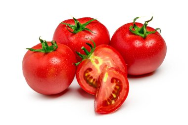 Beyaz arka planda kesilmiş kırmızı domates sebzesi