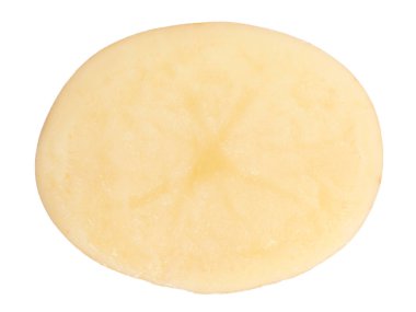 Beyaz arka planda izole edilmiş çiğ sarı patates