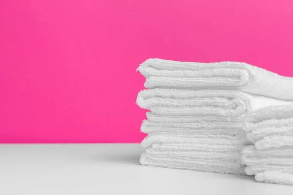彩色背景的干净毛巾 — 图库照片