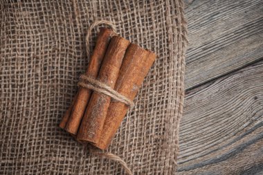 Ahşap arka planda tarçın çubukları.