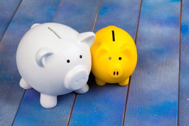 Domuz kumbarası ahşap masada.