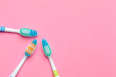 Pembe arkaplanda diş fırçaları