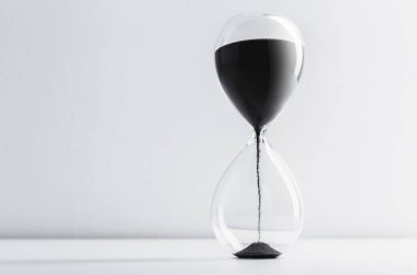 Masanın üzerindeki kum saatini kapat.