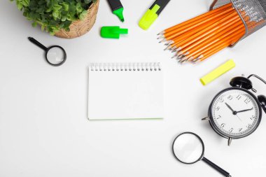 beyaz zemin üzerine okul ve ofis malzemeleri
