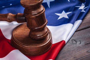 Tahta tokmak ve Amerikan bayrağı masaya yakın.