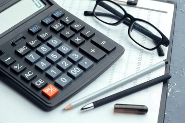 Ofisteki hesap makinesiyle iş hayatı.