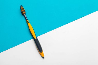 Mavi arkaplanda diş fırçaları