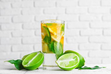 Limonlu ve naneli ev yapımı limonata