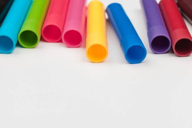 Beyaz arkaplanda izole edilmiş renkli işaretler