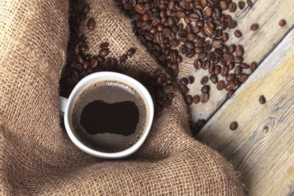Tasse Kaffee Mit Bohnen Auf Dem Tisch — Stockfoto
