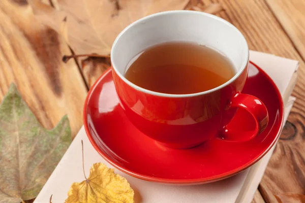 Taza Roja Otoño Con Libro Sobre Fondo Madera —  Fotos de Stock