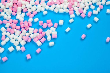 Marşmelov mavi kağıdın üzerine serilmişti. Pastel dokulu desen.