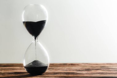 Ahşap arka planda modern kum saati