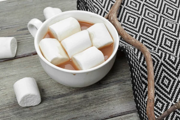 Chocolate Quente Com Marshmallows Mesa — Fotografia de Stock