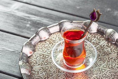 Geleneksel bardakta Türk çayı