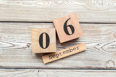 6 Eylül. Tahta arka planda 6 Eylül 'ün tahta takvimi. Sonbahar günü