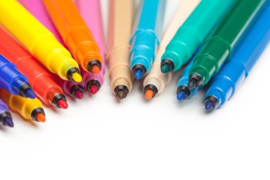 Beyaz arkaplanda izole edilmiş renkli işaretler