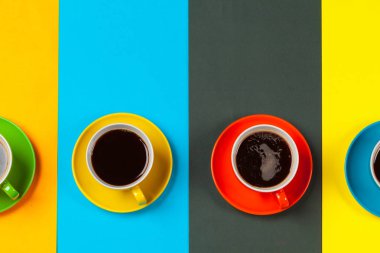 Renkli kahve fincanları ve renkli renkli fincanlar.