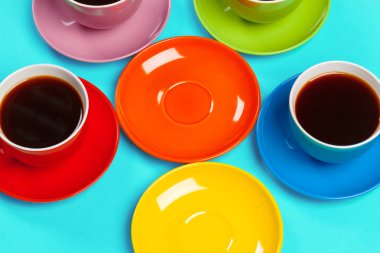 Renkli kahve fincanları ve renkli renkli fincanlar.