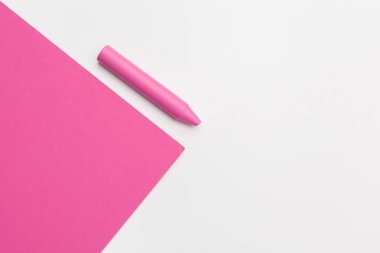 Parlak pembe bir arka plan üzerinde kalem boya kalemi. Sanat kavramı