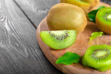 Tahta masada sulu kivi meyvesi