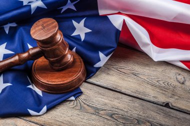 Tahta tokmak ve Amerikan bayrağı masaya yakın.